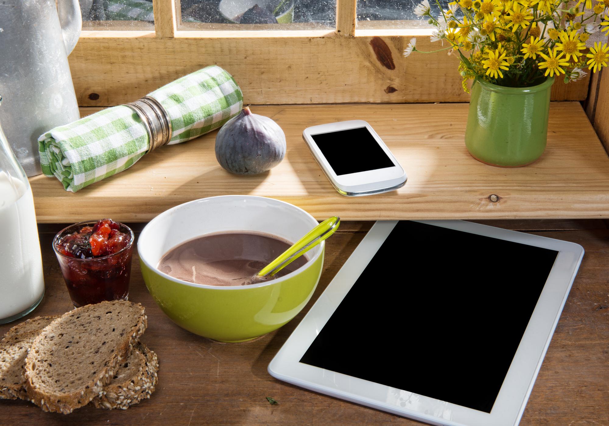 Set moderno di cucina e workstation con tablet