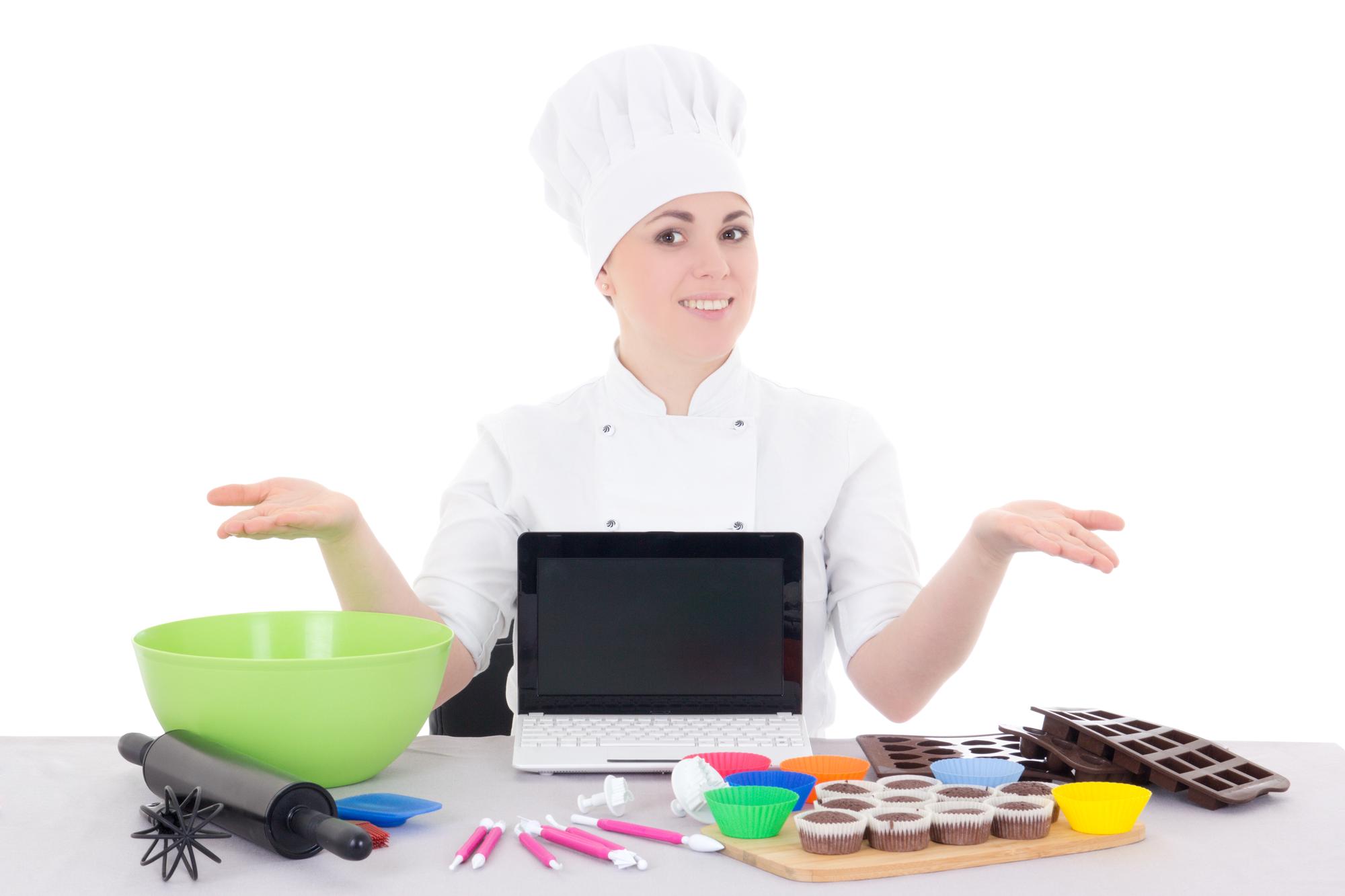 Chef che mostra tecniche con attrezzatura moderna
